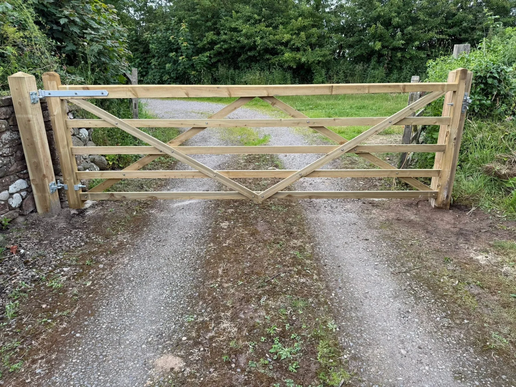 Made-to-fit timber driveway gate